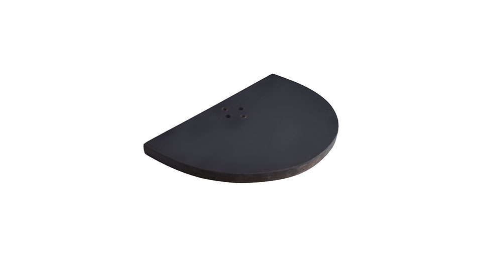 Produktbild på en halvmåneformad tung fot till vår uttagsstav Flex65 ONE, för placering mot vägg.