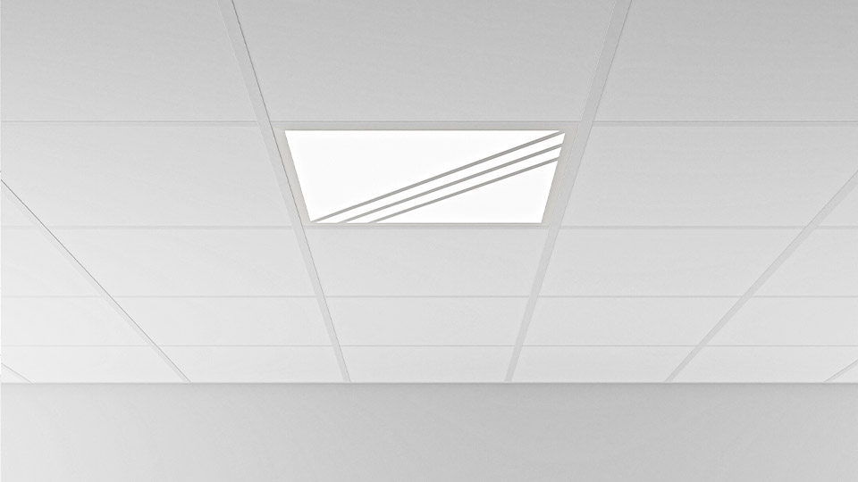Monterad infälld armatur med Dekor 9102 – takbelysning med grafiskt linjemönster i undertak.