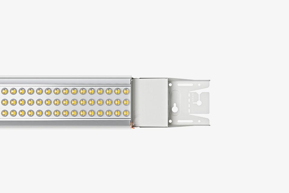 Den avancerade optiken i industriarmaturen Alto garanterar effektiv och bländfri ljusspridning, IP23.