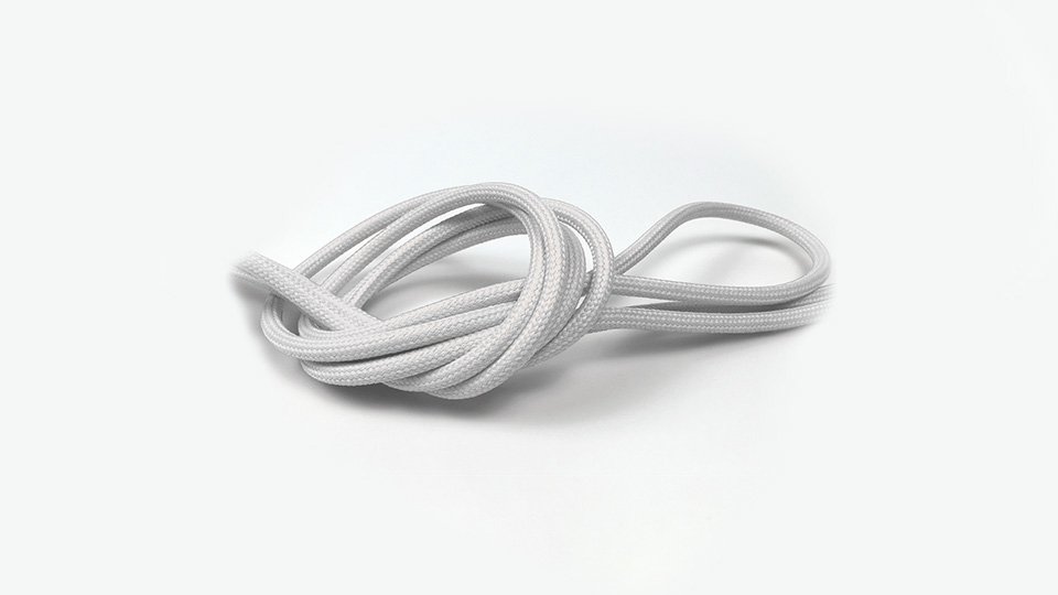 Vit textilkabel till pendlad Skyline – för stilren upphängning av linjär armatur.