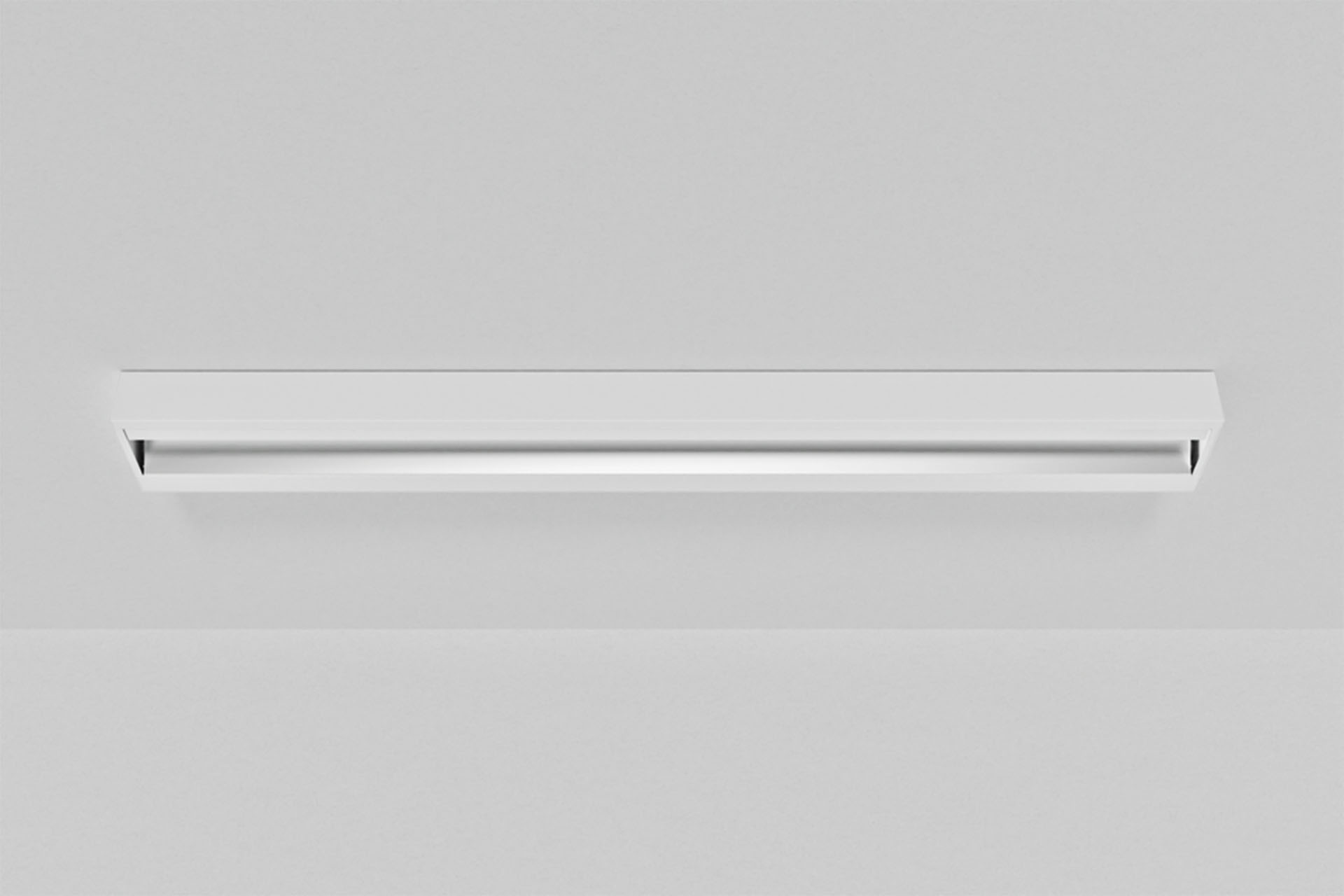 Parete C monterad dikt tak – diskret whiteboard armatur för klassrum och kontor