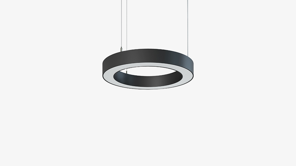 Svart pendlad rund LED-armatur Ø650 mm med DALI för energieffektiv allmänbelysning i kontor och skolor.