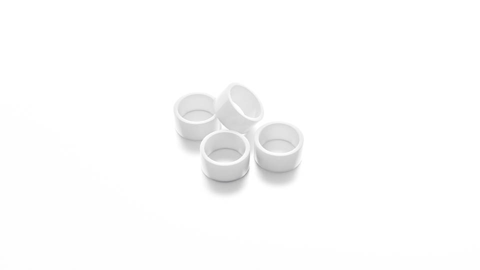 Vita distansringar för montage av armaturen Reko där utrymme behövs bakom armaturer för utanpåliggande kabel.