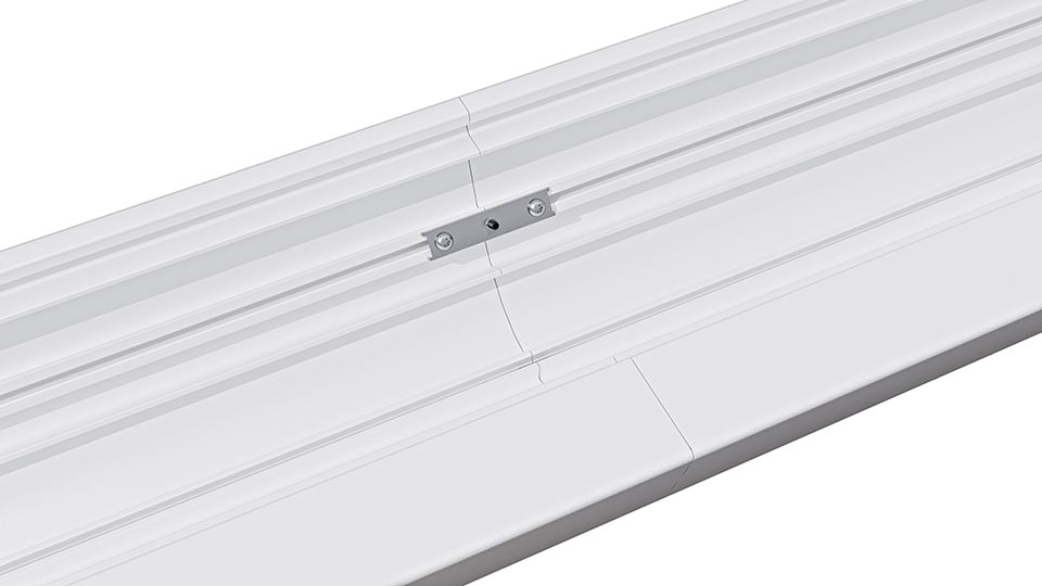 Rampsats till Parete W på plats mellan två armaturer, vilket möjliggör en enhetlig och ljustät övergång.