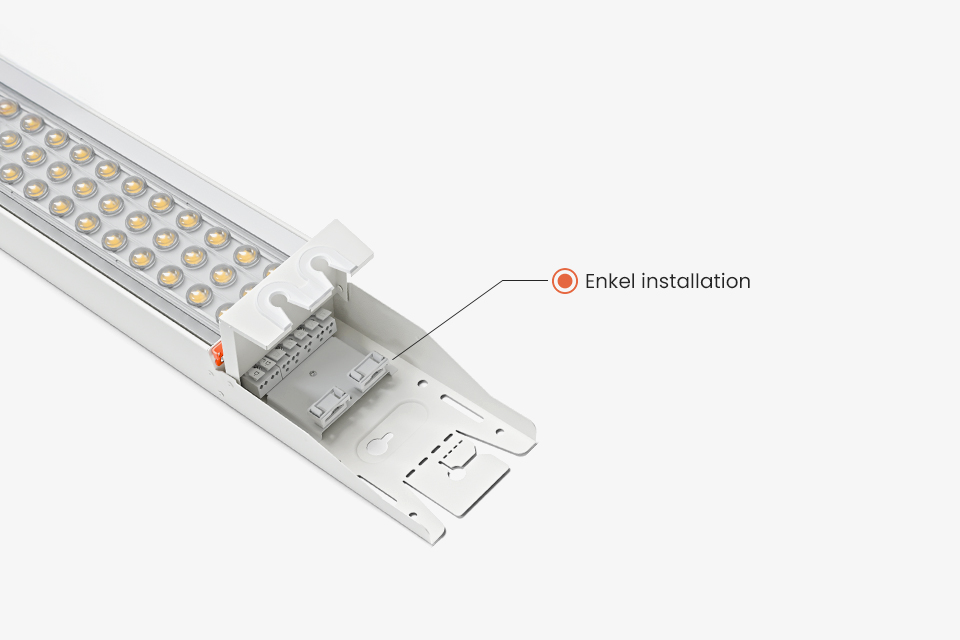 Enkel och verktygslös installation av industriarmaturen Alto med snabbkoppling, IP23