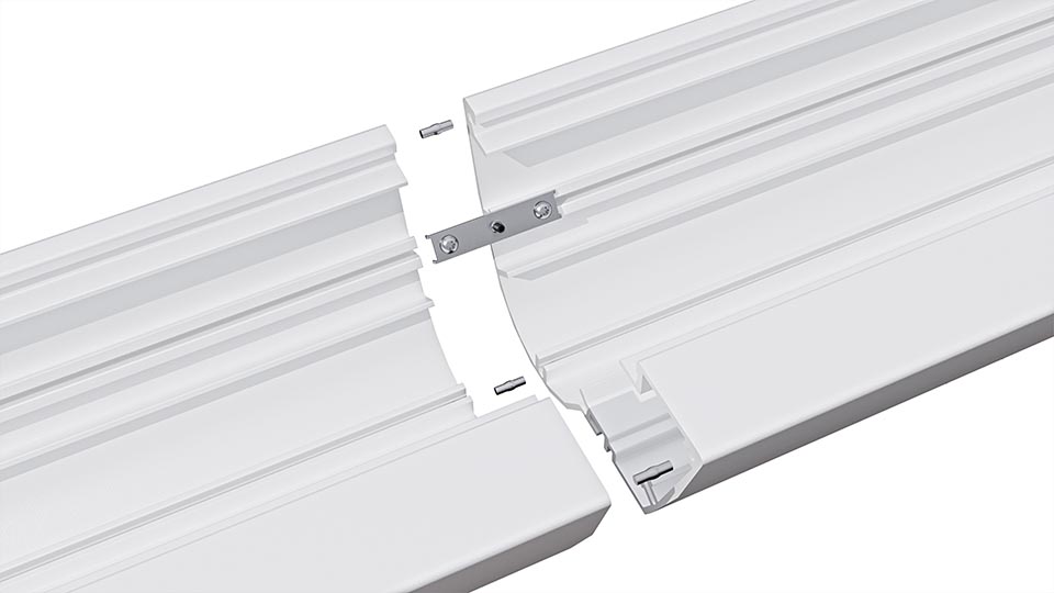 Rampsats till Parete W monteras mellan två armaturer – här visas hur den placeras i armaturstommen före ihopkoppling