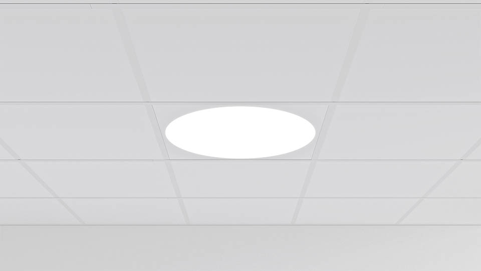 Cirkelformad dekorplatta monterad i undertak, skapar ett mjukt och tydligt formspråk för belysningen.